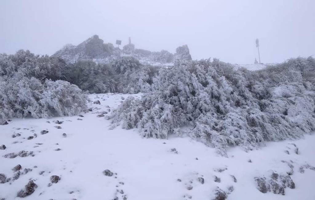 De omgedraaide wereld met regen en sneeuw op de Canarische Eilanden en zon in noord Spanje