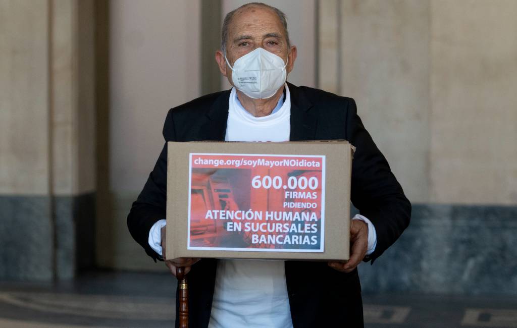 De 78-jarige Carlos heeft 600.000 handtekeningen in Madrid afgegeven tegen bank-discriminatie
