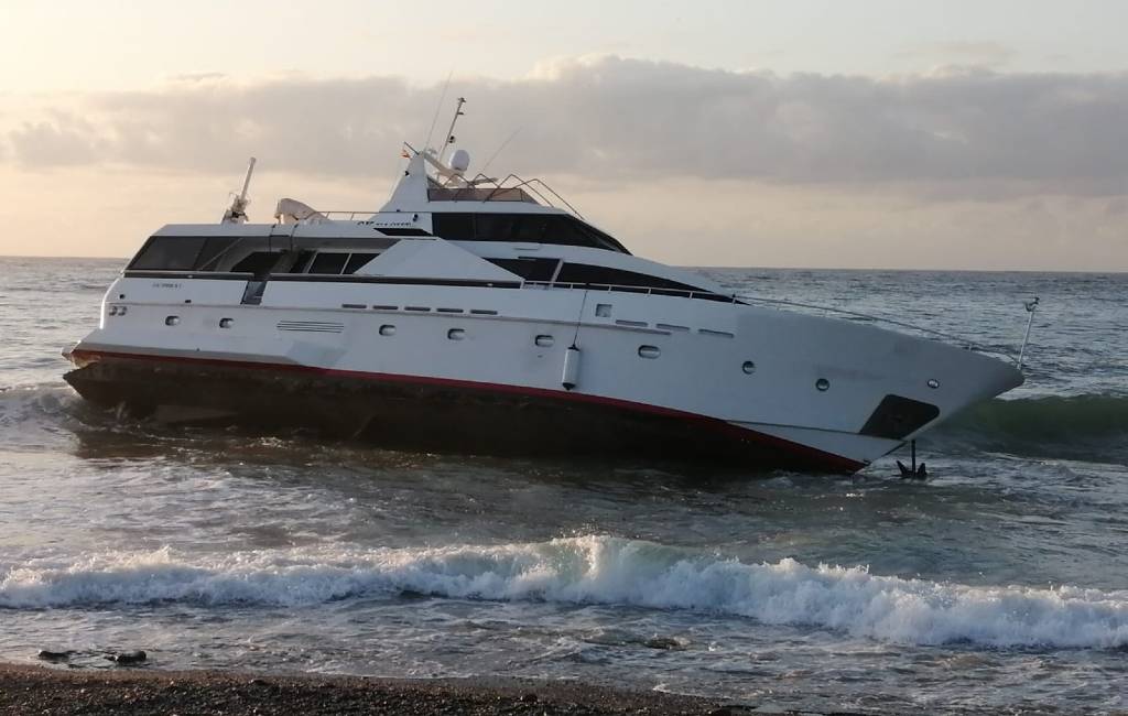 Drie bemanningsleden gered van gestrand luxe jachtschip aan de Costa Tropical