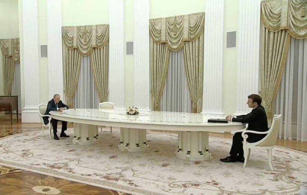De enorme ‘social distance’ tafel van Putin en Macron in het Kremlin komt uit Valencia