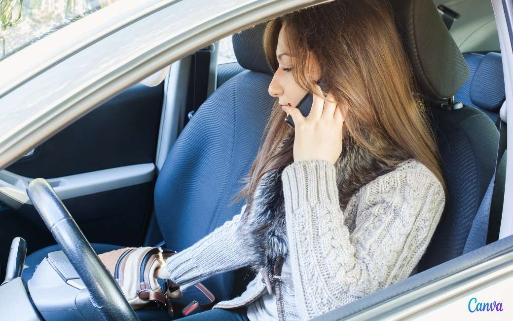 Spaanse verkeersdienst DGT verduidelijkt twijfel omtrent telefoongebruik in stilstaande auto