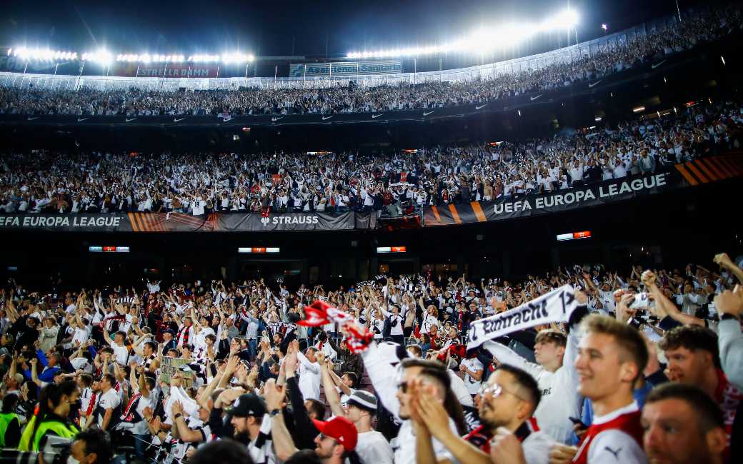 Schandaal in Camp Nou: 25.000 Duitse fans nemen het Catalaanse stadion over