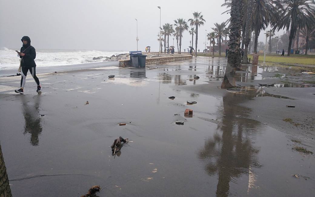 Slechte weer vernield stranden en paviljoens in Málaga voordat de drukke Paasweek start