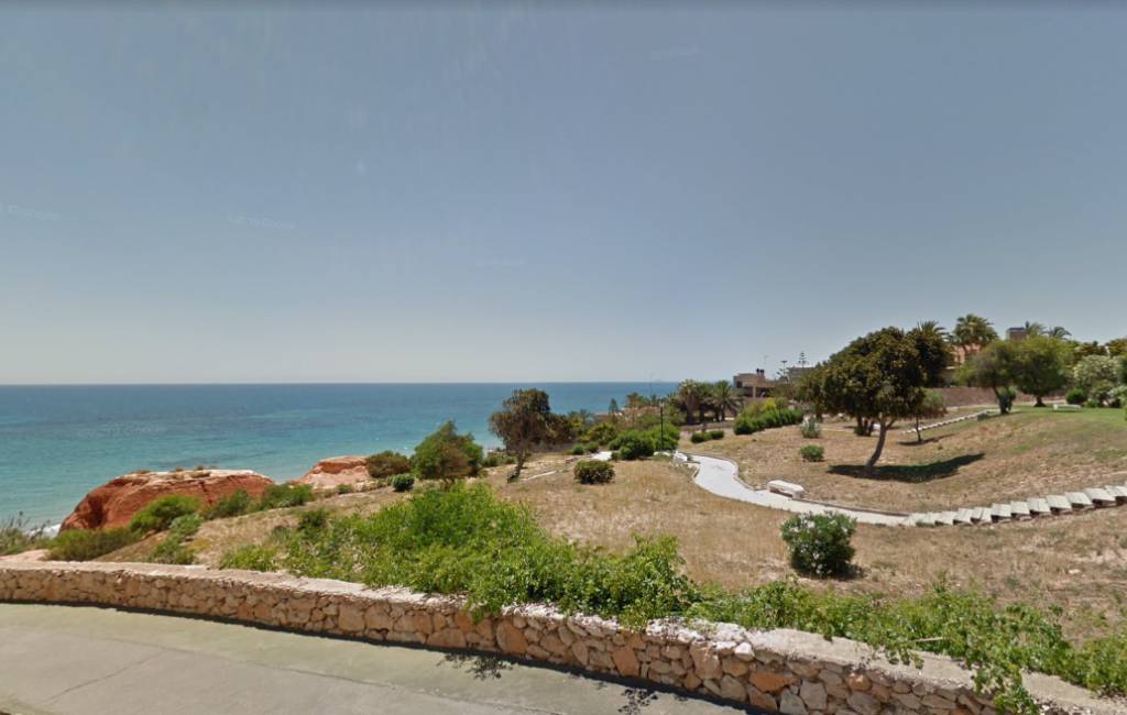 Plannen voor een uitzichtpunt bij het Barranco Rubio strand in Orihuela Costa