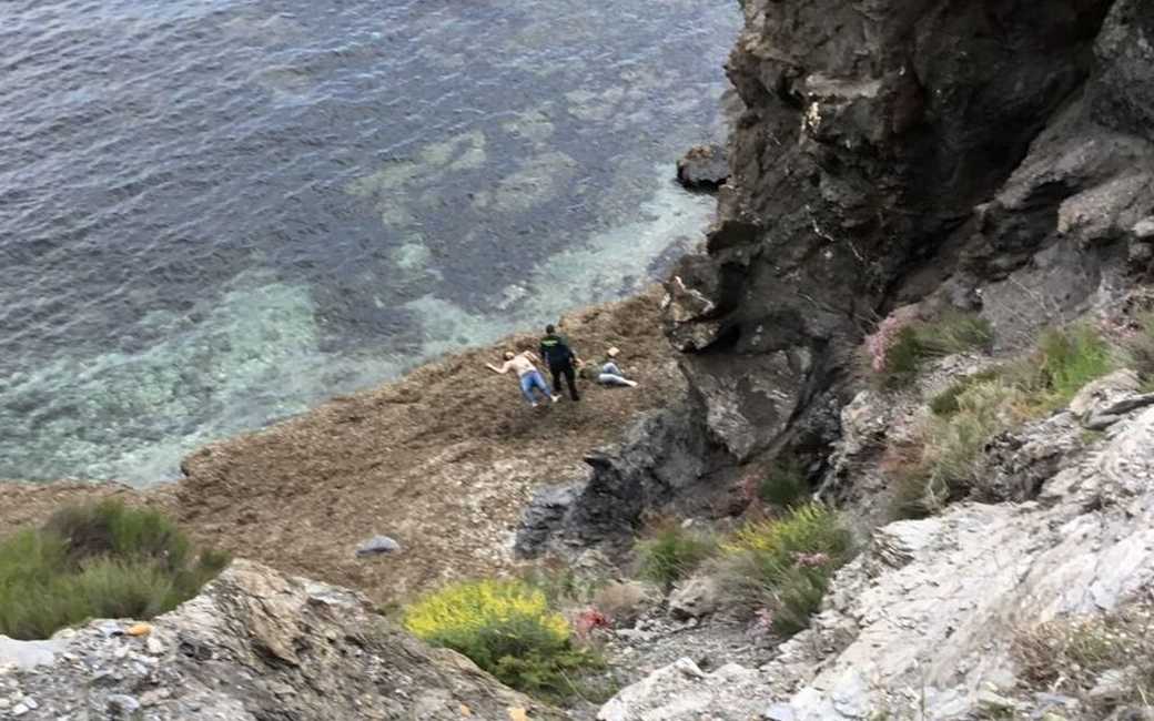 Man en vrouw gewond bij 30 meter val na het maken van een selfie in Almería