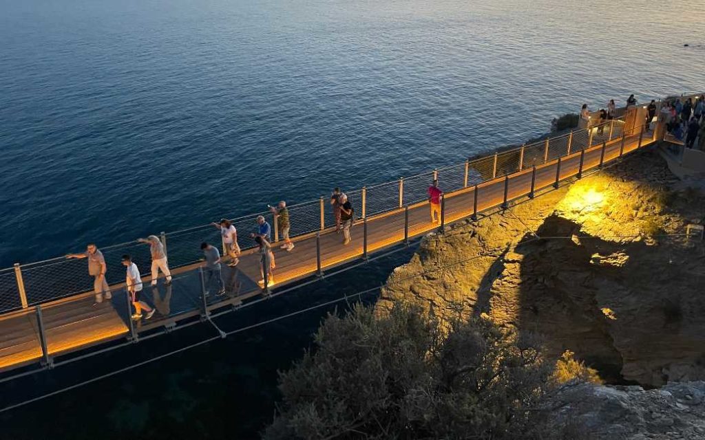 Eerste ‘glazen’ hangbrug van Spanje is te vinden aan de Costa Tropical in Granada