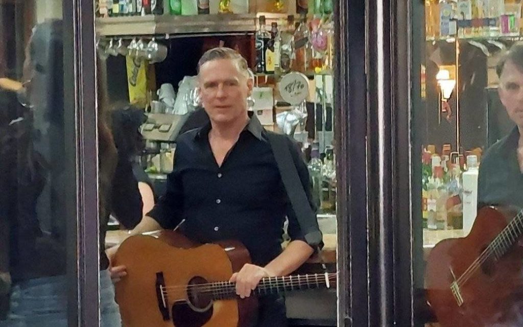 Bryan Adams geeft ‘verrassingsoptreden’ in een bar in Vigo in Galicië