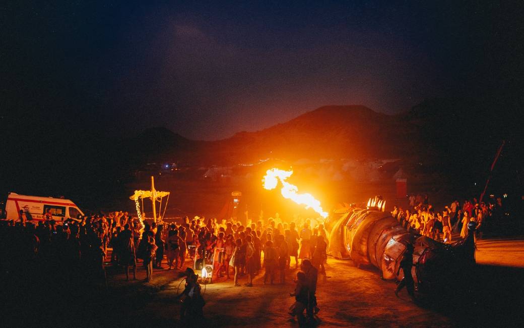Woestijn in Aragón in de ban van het Nowhere evenement of het Europese Burning Man