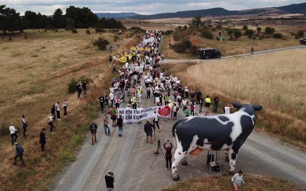 Protest tegen makro-stal met 25.000 koeien in een dorp met 150 bewoners in Soria