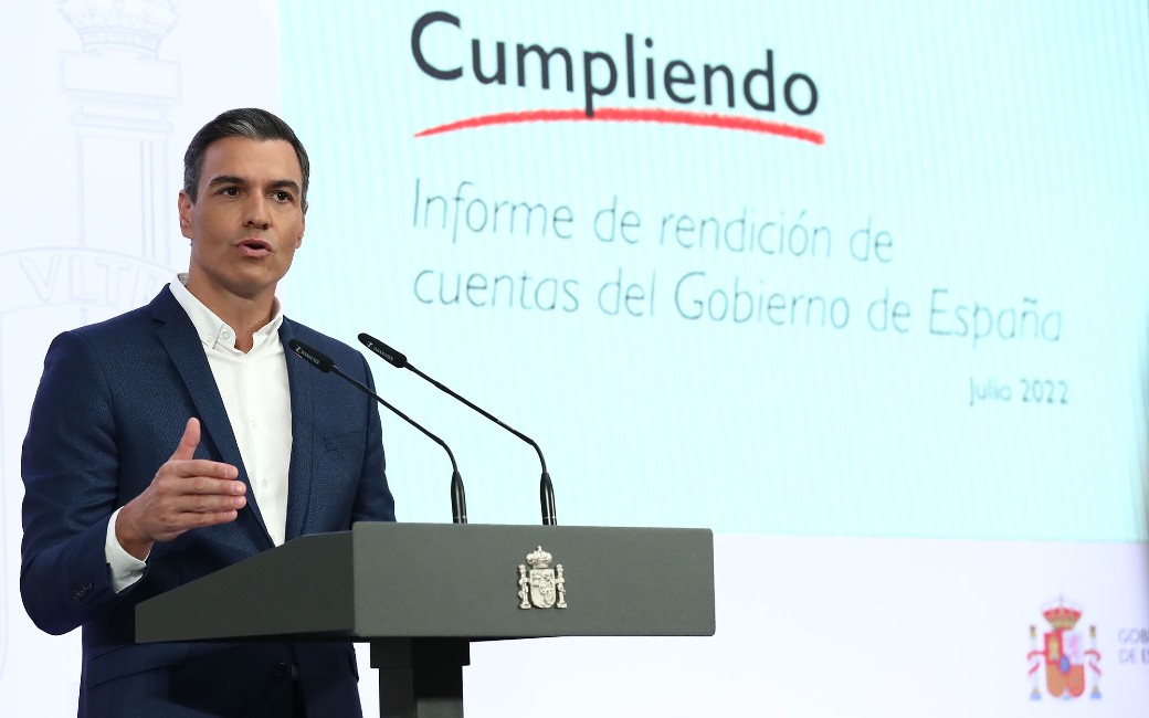 Spaanse premier draagt geen stropdas om energie te besparen