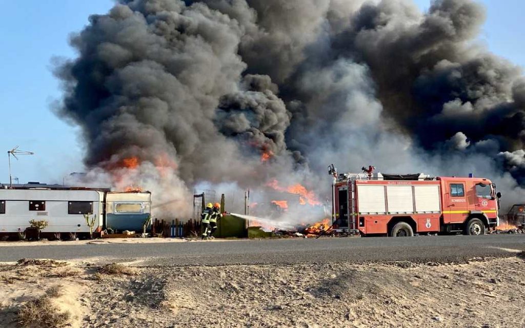Uitslaande brand legt tientallen kampeerauto’s en caravans in de as op Fuerteventura
