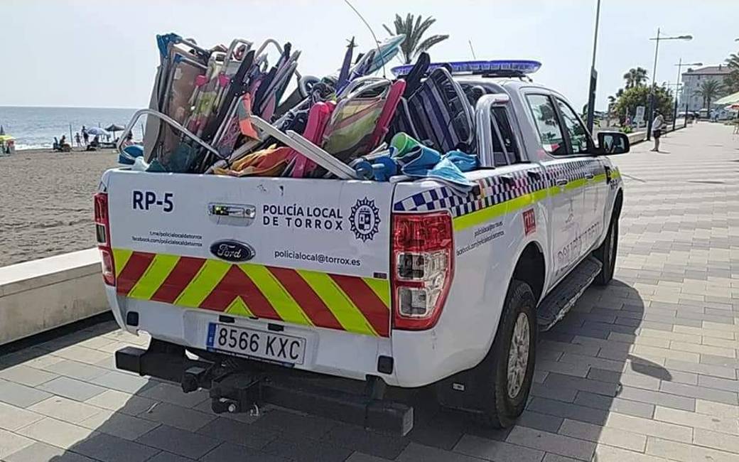 Politie Torrox verwijdert opnieuw strandstoelen en parasols met soms hoge boetes