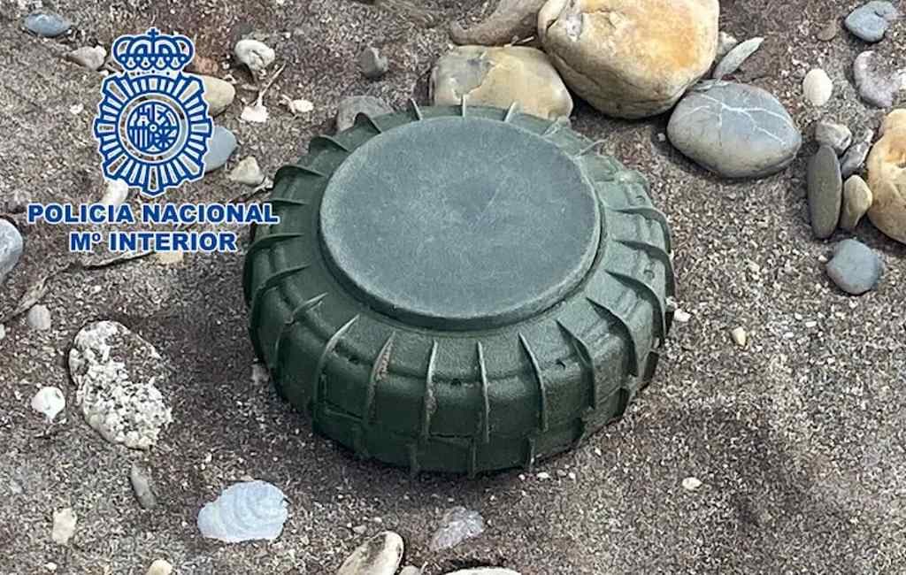 Antiwagen-mijn met 1,8 kilogram explosieven gevonden op een strand bij Almería