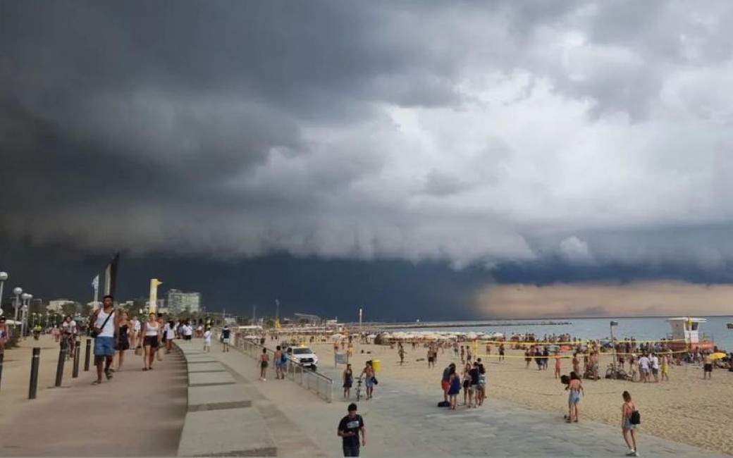 Strandgangers Barcelona op de vlucht voor storm en wervelwind
