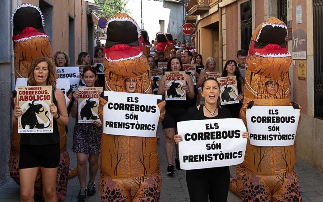 Dinosaurussen-protest tegen festiviteiten met stieren in Girona