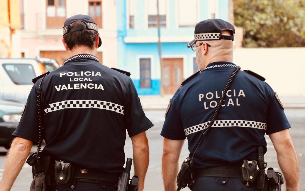 Man overleden aan schotwond en messteken voor dokterspraktijk in Valencia