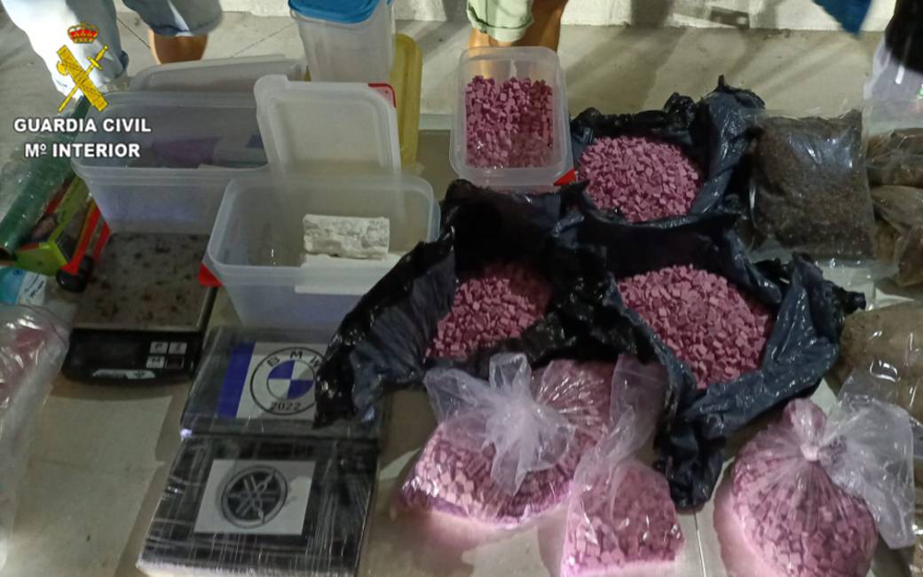 De Guardia Civil vindt grootste vondst roze cocaïne ooit op party-eiland Ibiza