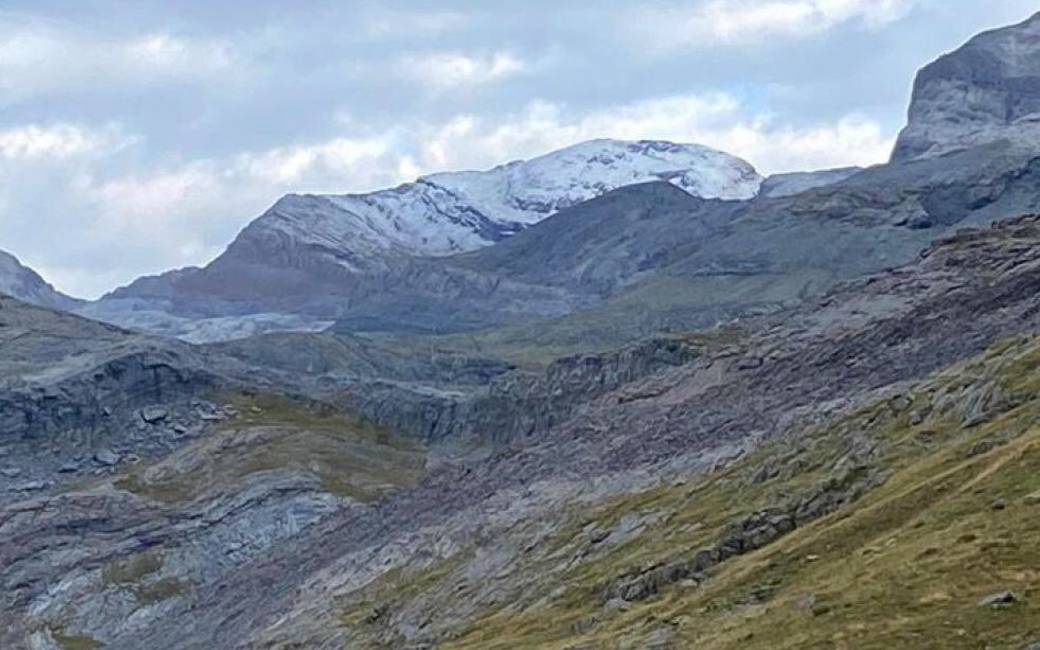 Eerste sneeuw in de herfst gevallen in de Pyreneeën van Huesca
