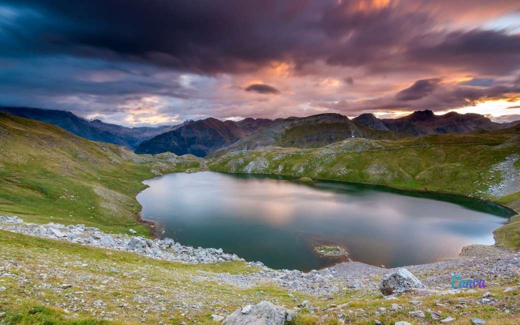 La randonnée spectaculaire le long de sept lacs glaciaires à la frontière avec l’Espagne et la France