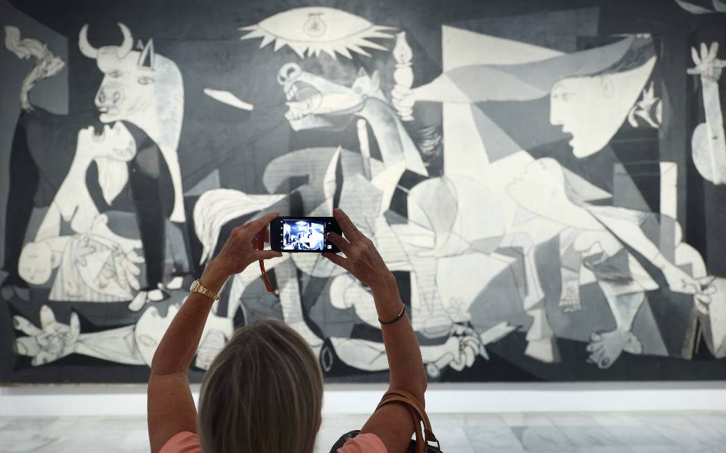 Anti-klimaatactivist beveiliging voor het Guernica schilderij van Picasso in Madrid