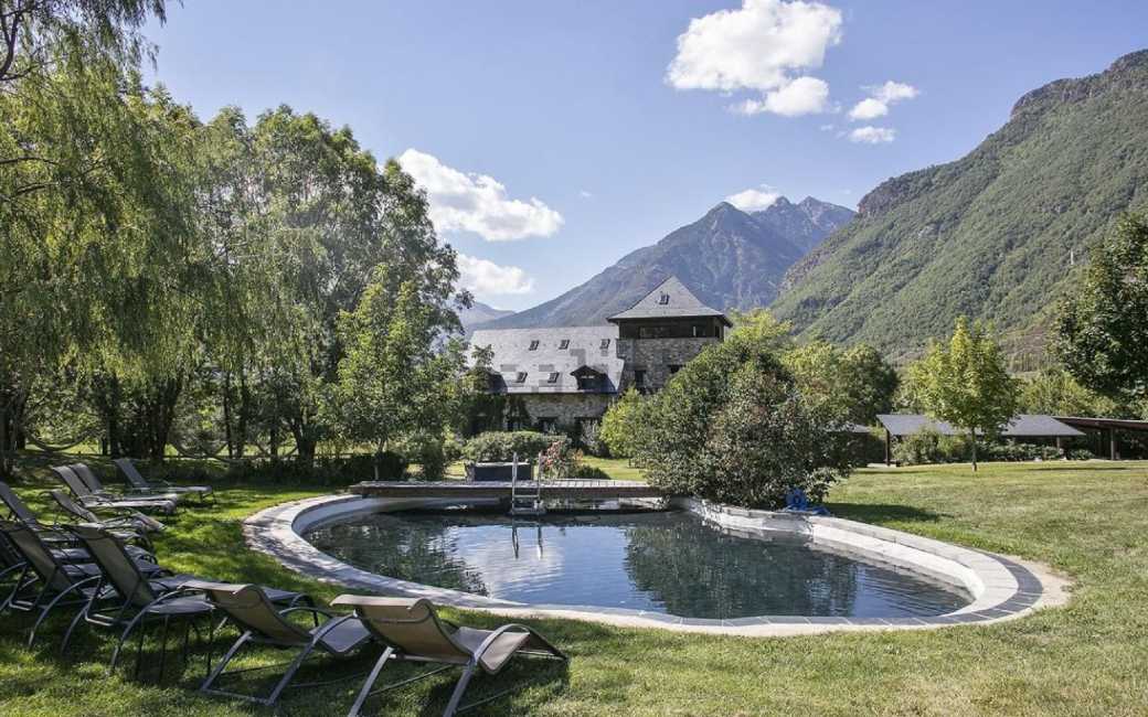 Te koop: prachtig hotel bij skipistes van Cerler in de Pyreneeën van Huesca