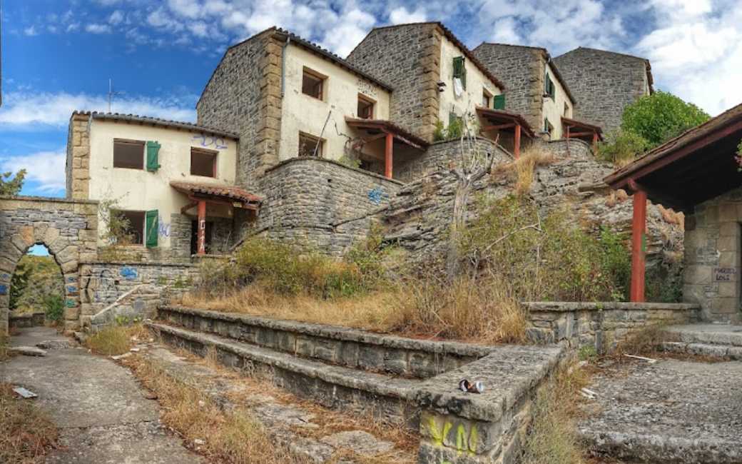 Te koop 260.000 euro: dorp met 44 woningen, school, bar, kerk en politiekazerne in Zamora