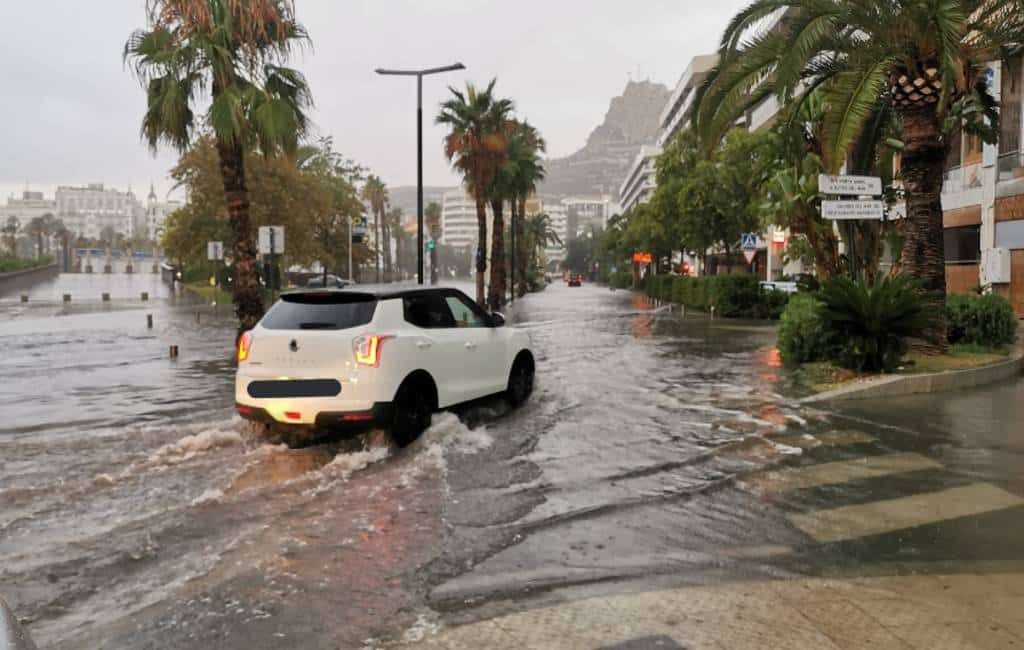 Hevige regenval zet straten blank in de Valencia regio