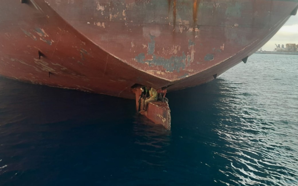 Drie jonge Afrikanen overleven 11-daagse tocht op zee op het roer van een olietanker