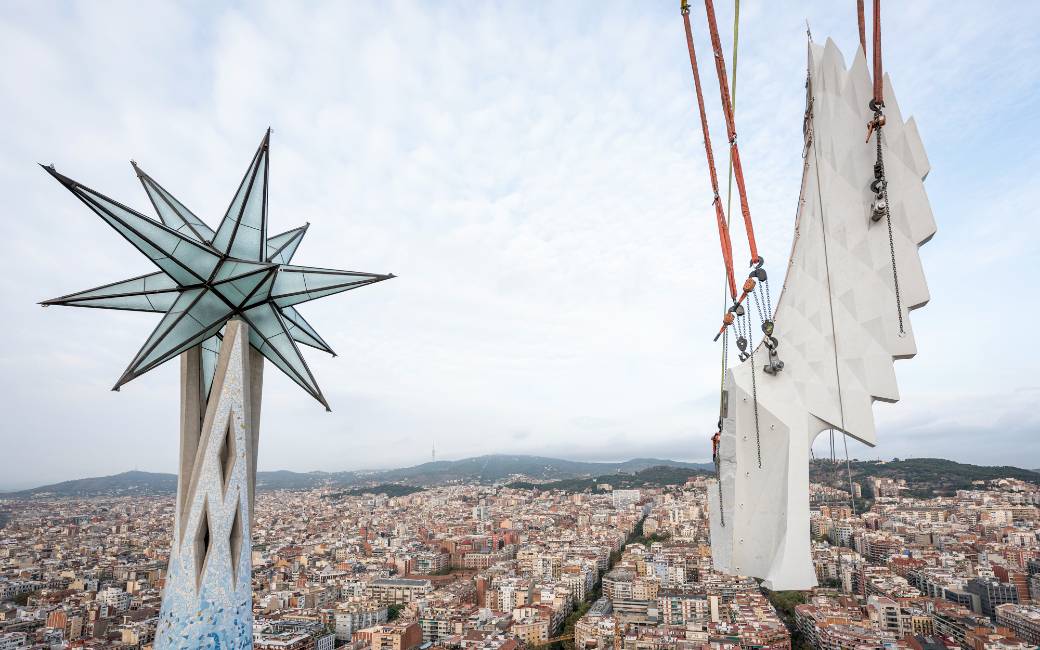 Sagrada Familia installeert toppen van de torens van Marcus en Lucas