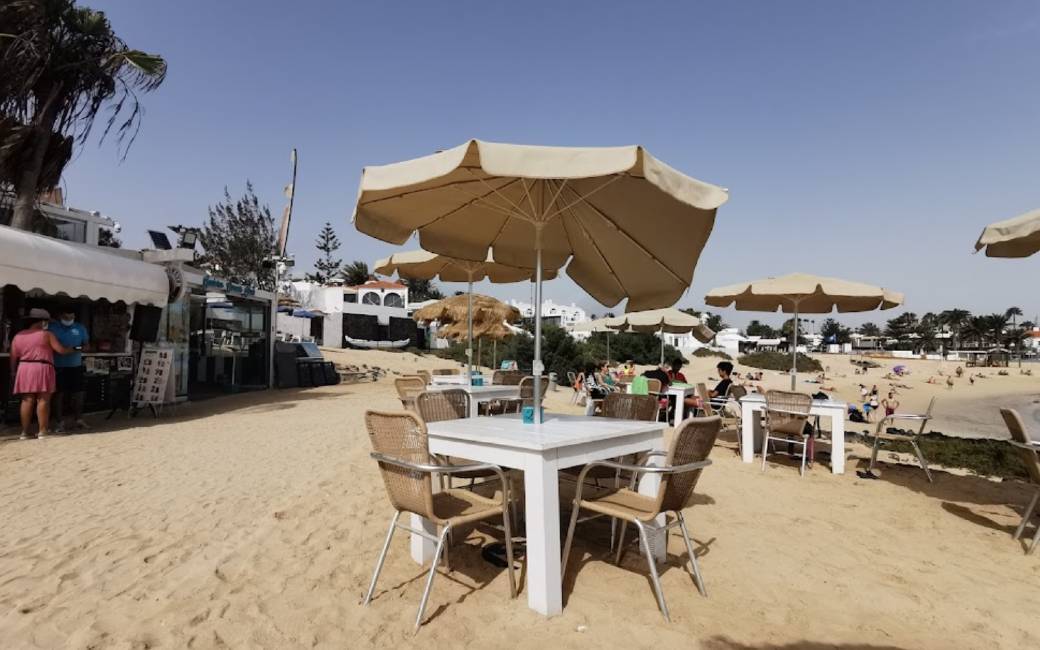 Spaanse kustautoriteit moet opnieuw illegale terrassen op strand Fuerteventura verwijderen