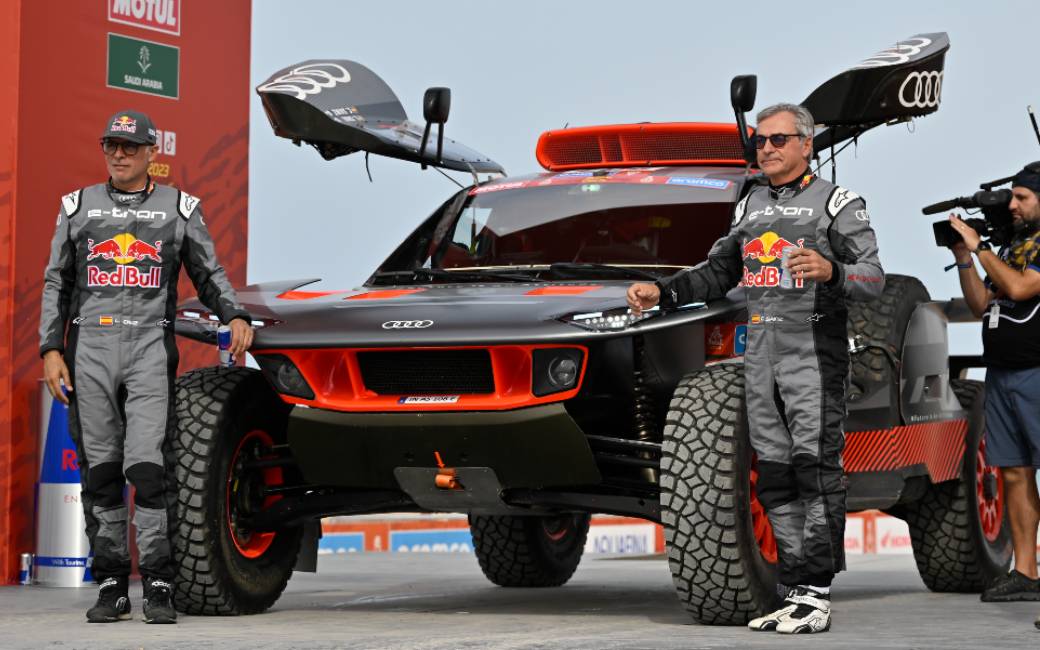 Spaanse rallypiloot Carlos Sainz opent Dakar-rally met eerste overwinning