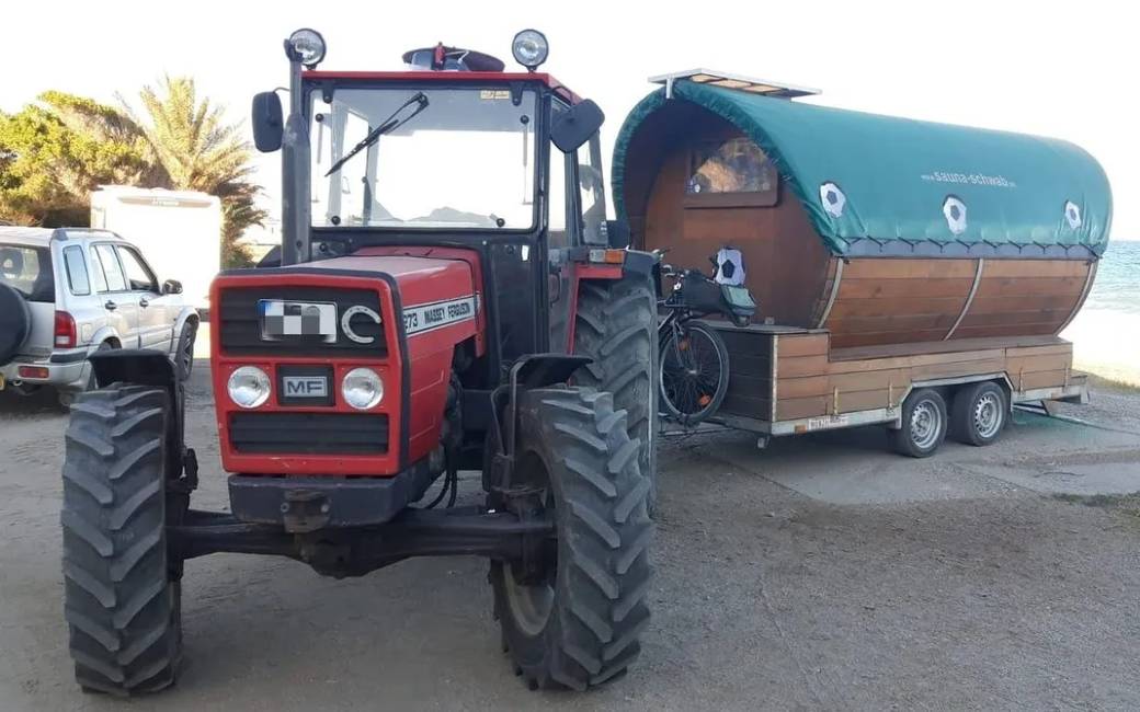 74-jarige man reist met tractor en tonvormige houten caravan door Spanje