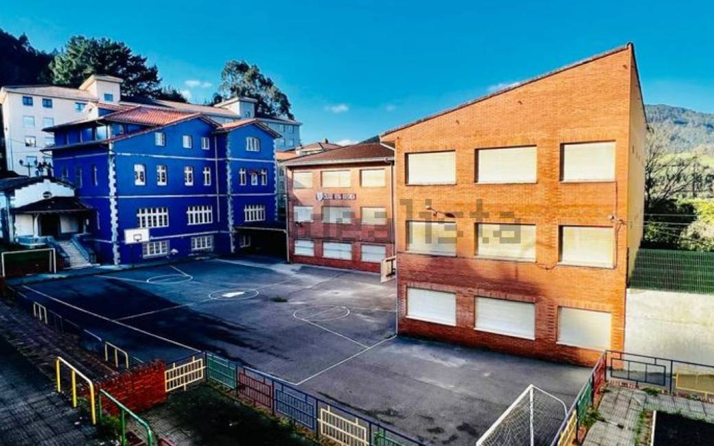 Te koop in Asturië een schoolgebouw omdat er geen leerlingen meer zijn