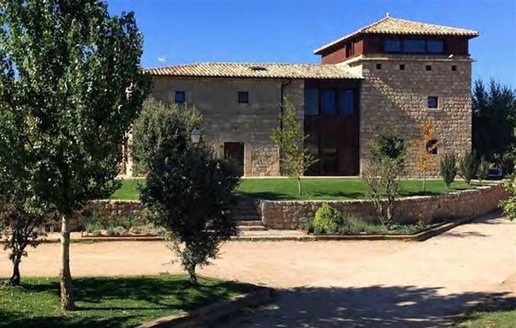 Gerestaureerd toeristendorp te koop in Spanje voor 4 miljoen euro