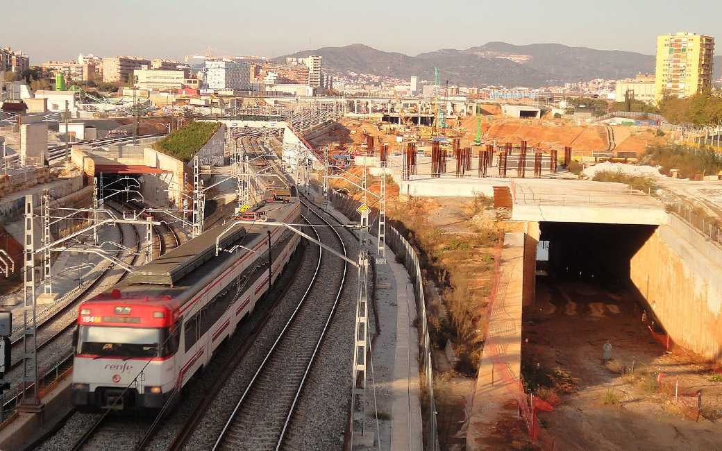 Trein ontspoord in Barcelona door vallende plakken beton