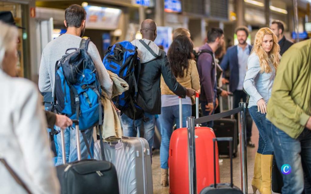 Luchtvaartmaatschappijen in Spanje klagen over lange wachttijden vanwege personeelstekort paspoortcontroles