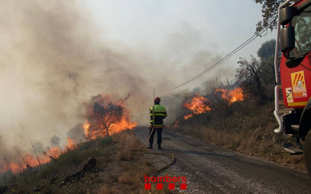 Un incendie de forêt français atteint le territoire espagnol sur la Costa Brava (MISE À JOUR)