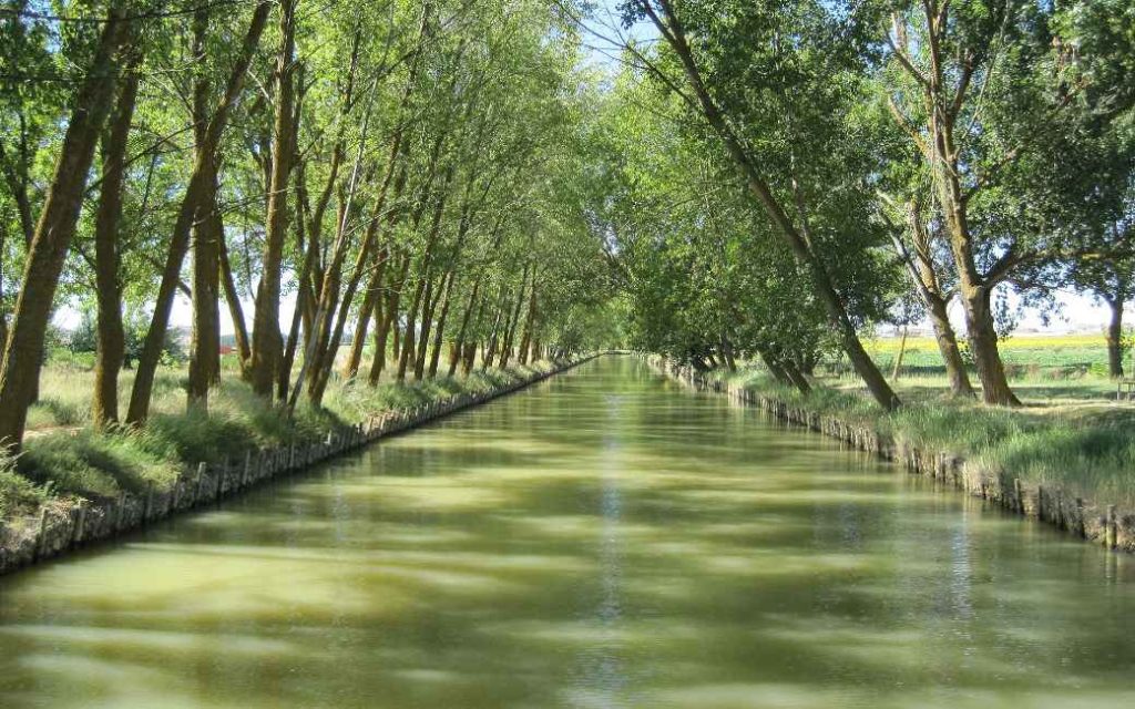 Water van het natte naar het droge Spanje via kanalen