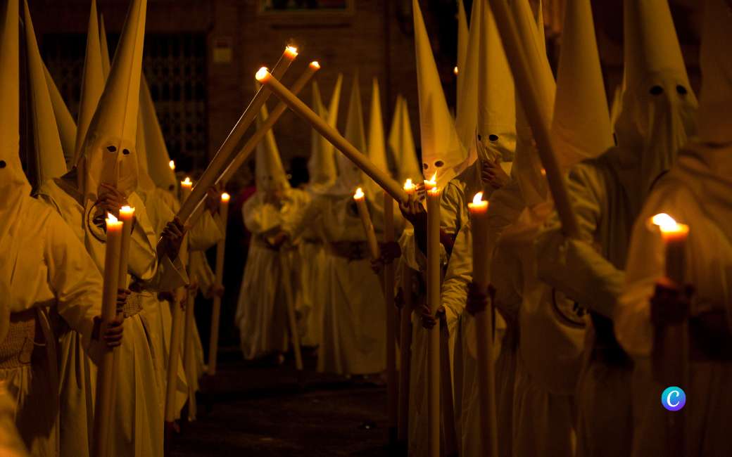 Waarom draagt men de opvallende puntmutsen tijdens de Semana Santa processies in Spanje?