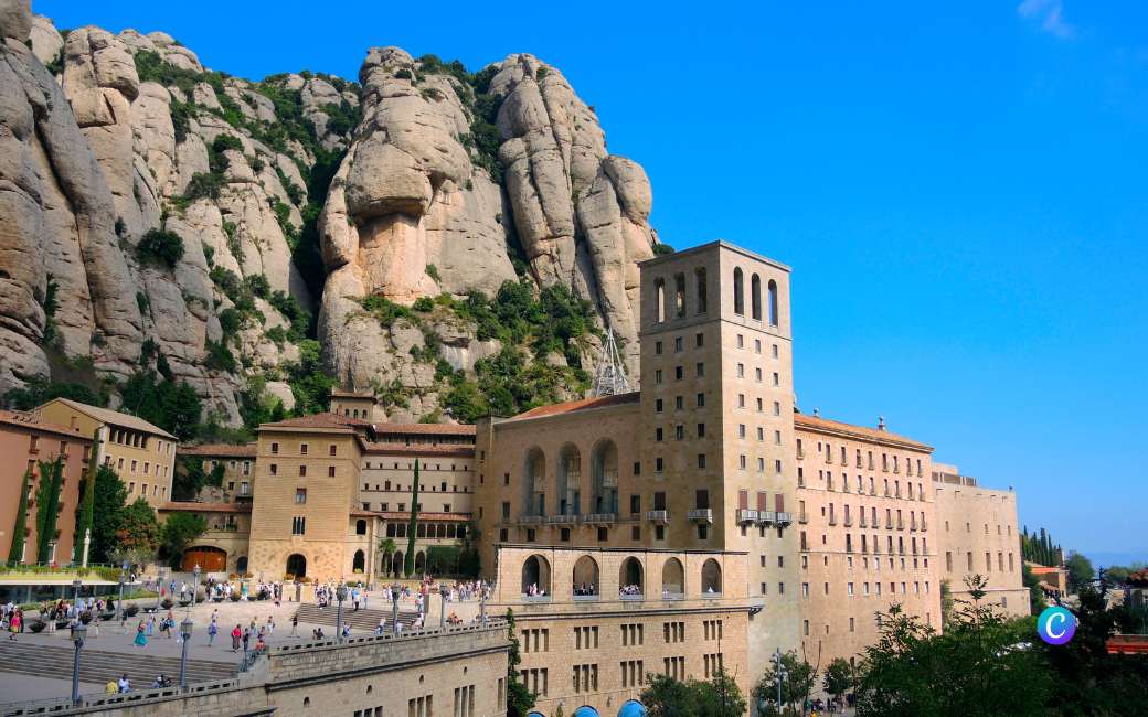 Buitenlandse bezoekers moeten entreegeld betalen bij het Montserrat klooster