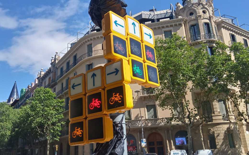 Het chaotische verkeerslicht waar iedereen gek van wordt in Barcelona