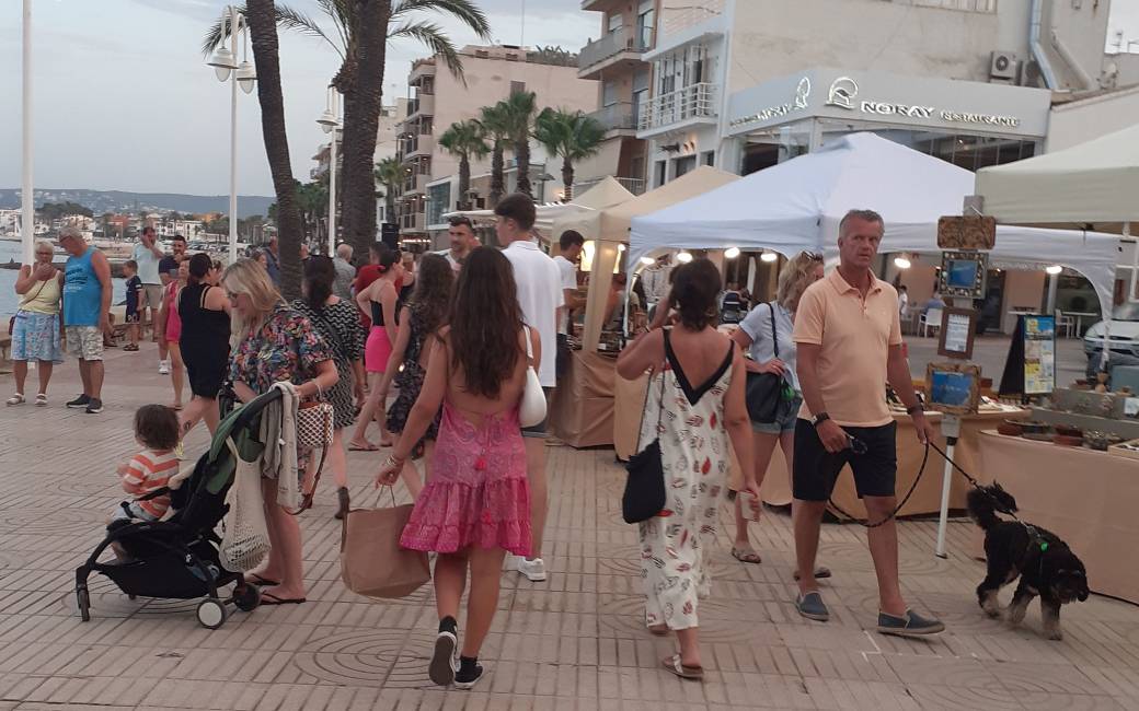De zomer-kunstmarkt in de haven van Jávea gaat weer van start