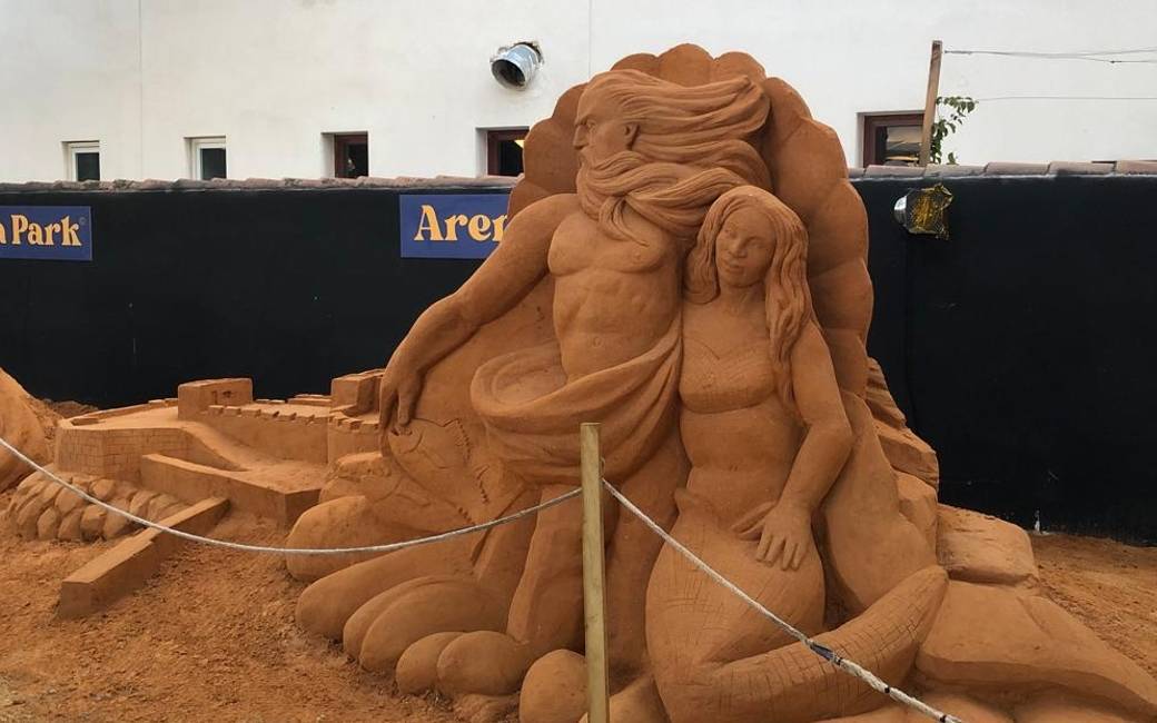 125 ton zand voor zandsculpturen tentoonstelling op het strand in Chiclana