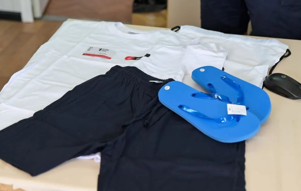 Kit van stadswacht in Barcelona voor slachtoffers van kledingroof op het strand