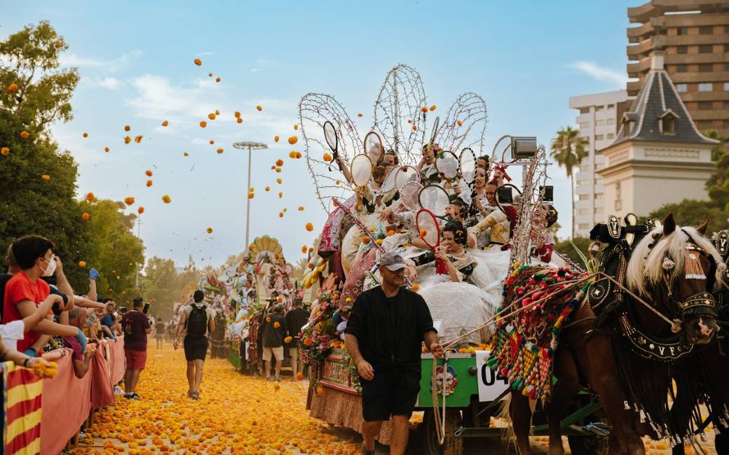 Valencia baadt zich in kleuren tijdens traditioneel bloemengevecht
