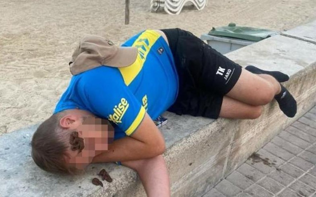 Голландский турист, который испражняется в лицо спящему мужчине на Майорке, сожалеет об этом
