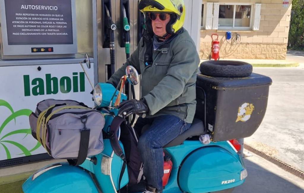 63-jarige man uit Zaragoza bezoekt op oude Vespa-scooter 27 Europese hoofdsteden
