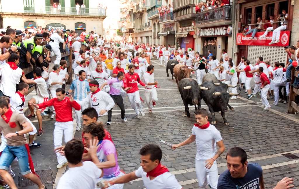 58-jarige Nederlander op de horens genomen en gewond geraakt tijdens stierenrennen Pamplona