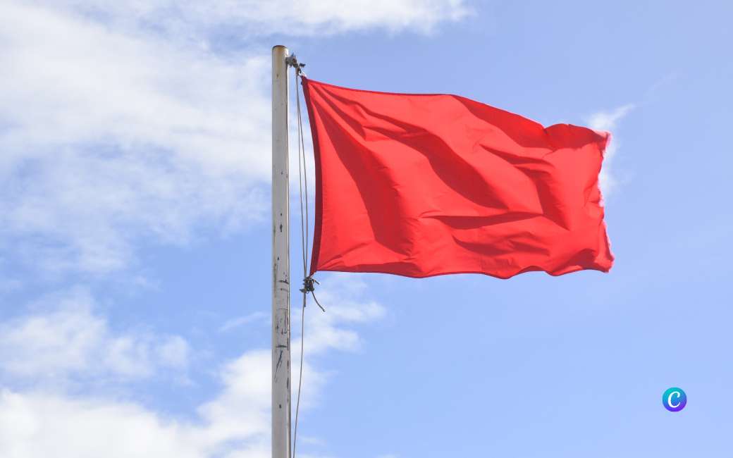 Buitenlandse toeristen krijgen tot 1500 euro boete voor niet respecteren rode vlag op een strand op Mallorca