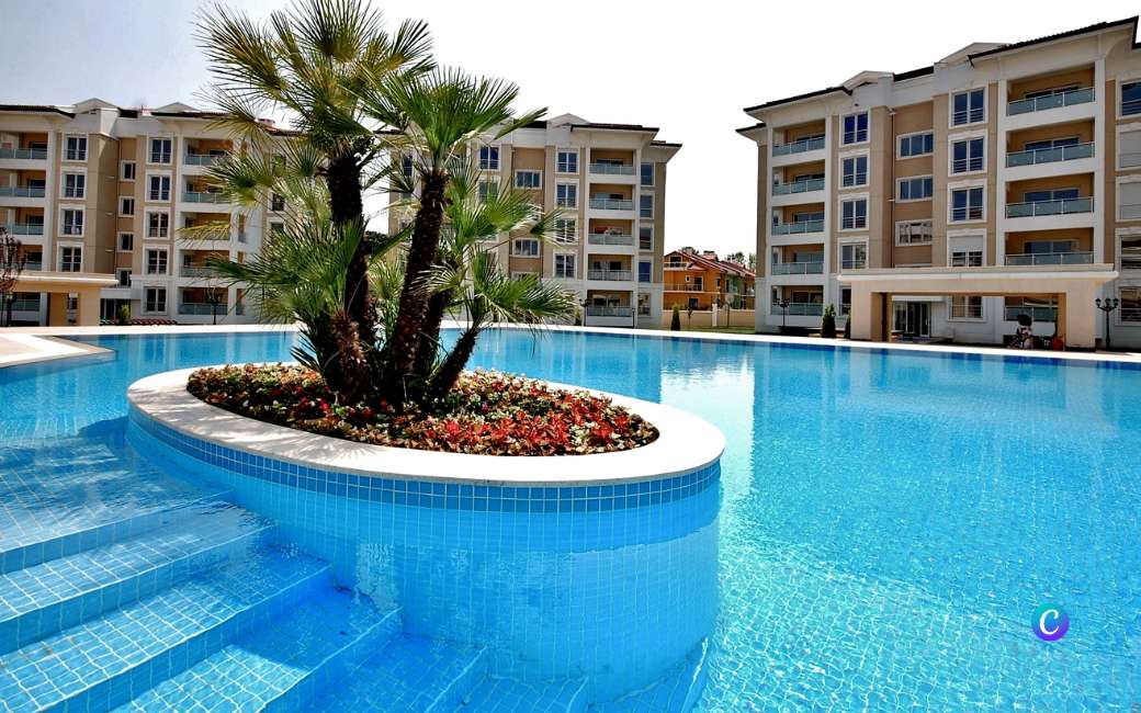 Appartement met zwembad kopen kan tot wel 56 procent duurder zijn in Spanje